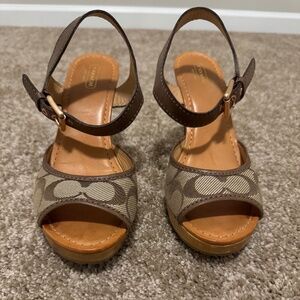 COACH Elanna Heeled Sandals.Khaki & Brown Size 9.5 Used.Like New Condition